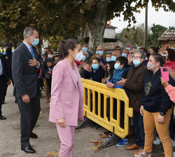 Sus Majestades los Reyes reciben el saludo del público que se ha acercado con motivo de su visita